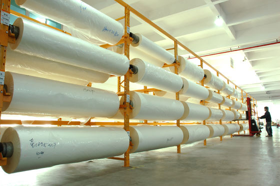 Film de lamination thermique avec noyau en papier de 1 pouce ou 3 pouces, couleur transparente et lamination thermique optimisée pour la lamination numérique