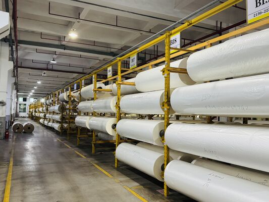 Film de stratification thermique en PET résistant à la température jusqu'à 130°C 3 pouces ou noyau de papier sur mesure et longueur 0-6000 mètres