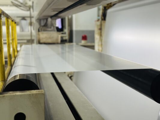 Film de stratification thermique en PET de couleur claire avec une grande clarté et un traitement par extrusion multiple pour un usage professionnel