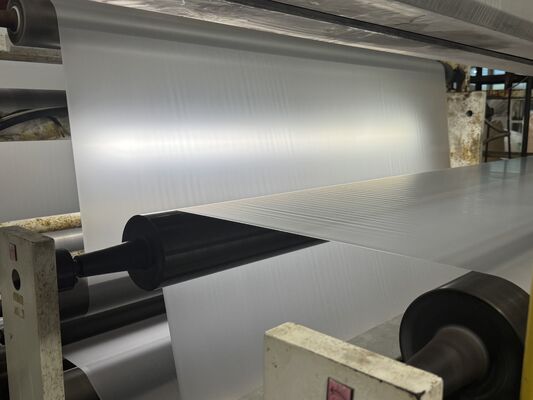 Film de stratification thermique PET brillant avec noyau de papier personnalisable et résistance à la température jusqu'à 130 °C pour un emballage durable