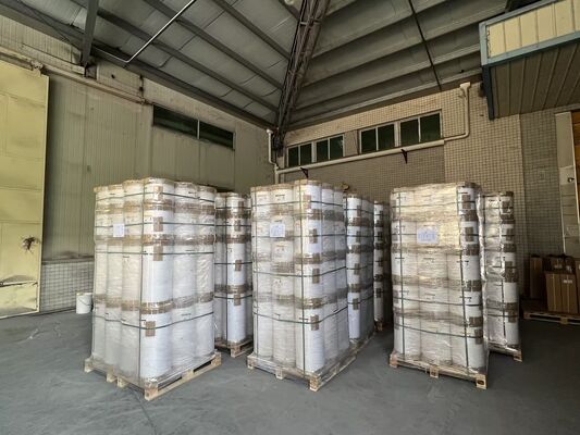 Film de stratification thermique en PET brillant de 2200 mm de largeur et résistant aux températures de 130 °C pour une protection supérieure