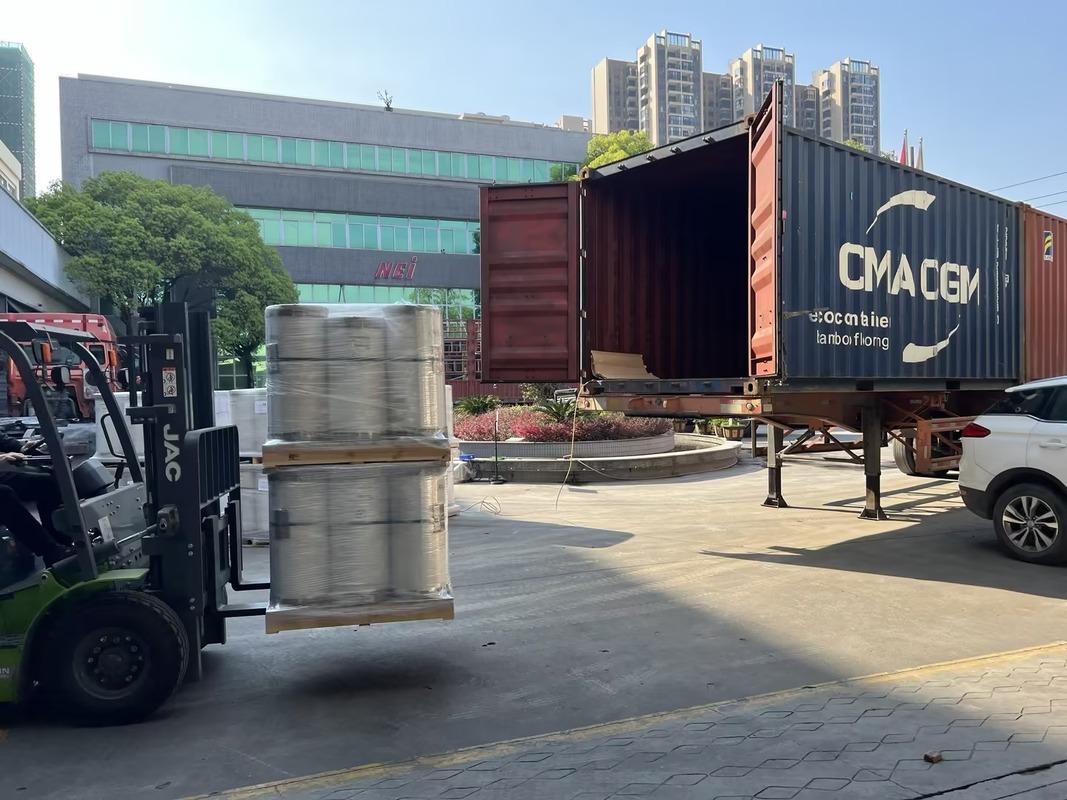 Film de lamination thermique avec adhésif permanent super collant et résistance accrue aux rayures pour la plastification numérique