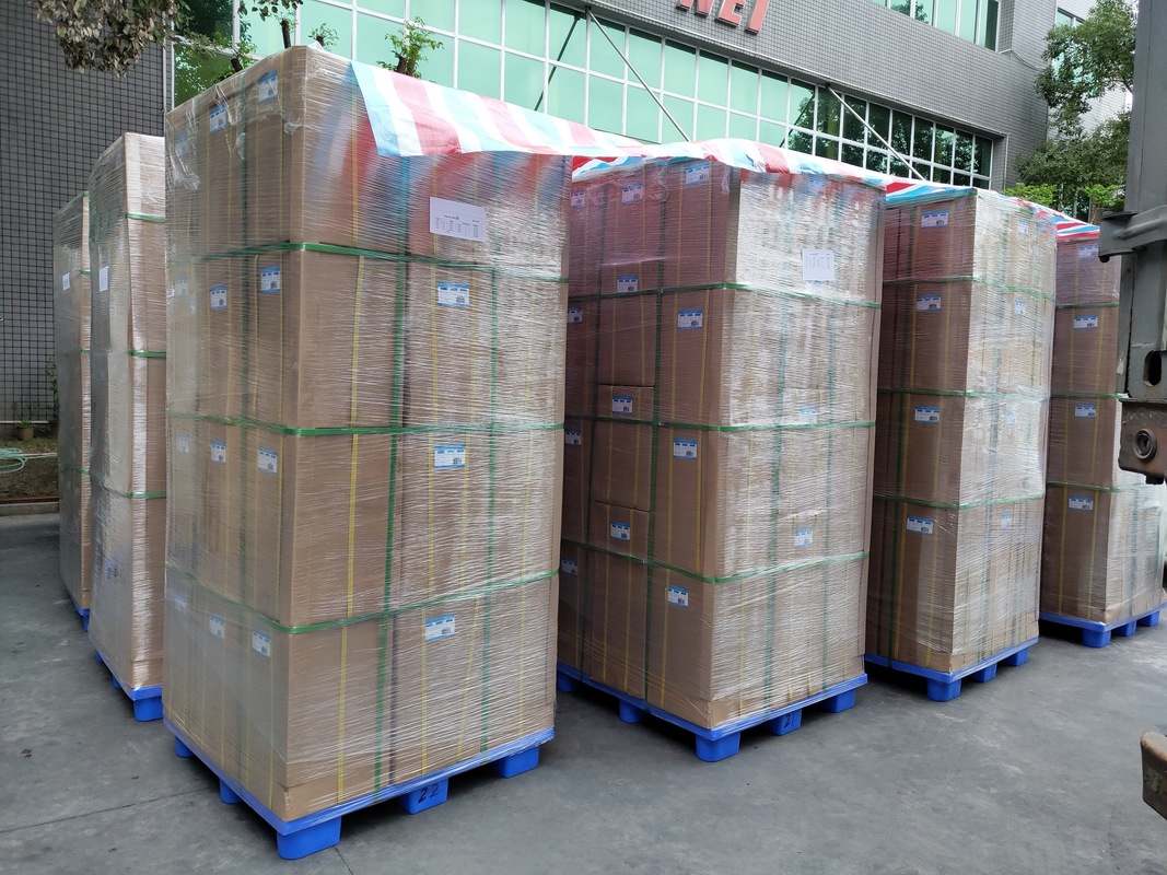 Film de stratification thermique avec matrice adhésive polymère avancée et couche PET optiquement conçue pour la résistance à l'abrasion