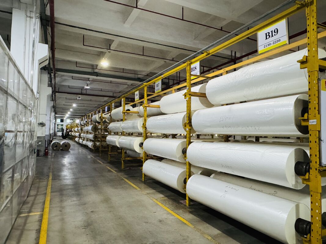 Film de laminage thermique PET de haute clarté avec une brillance supérieure à 90 degrés et une épaisseur de 11 à 250 microns pour le laminateur thermique