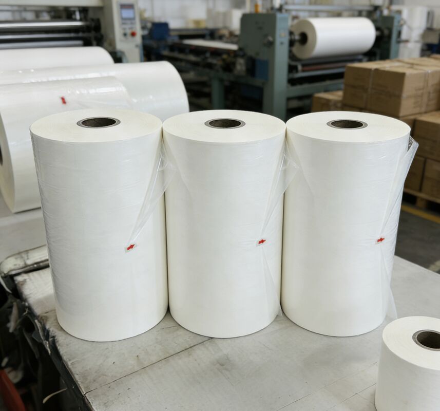 Film de stratification brillant à double face à l'épreuve de l'humidité et procédé d'extrusion multiple pour un emballage amélioré