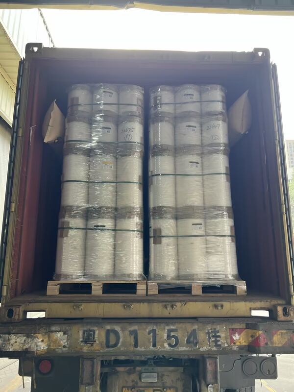 Film PET métallisé résistant à la chaleur jusqu'à 110 °C, résistant aux produits chimiques et à une surface réfléchissante lisse pour l'emballage et la stratification