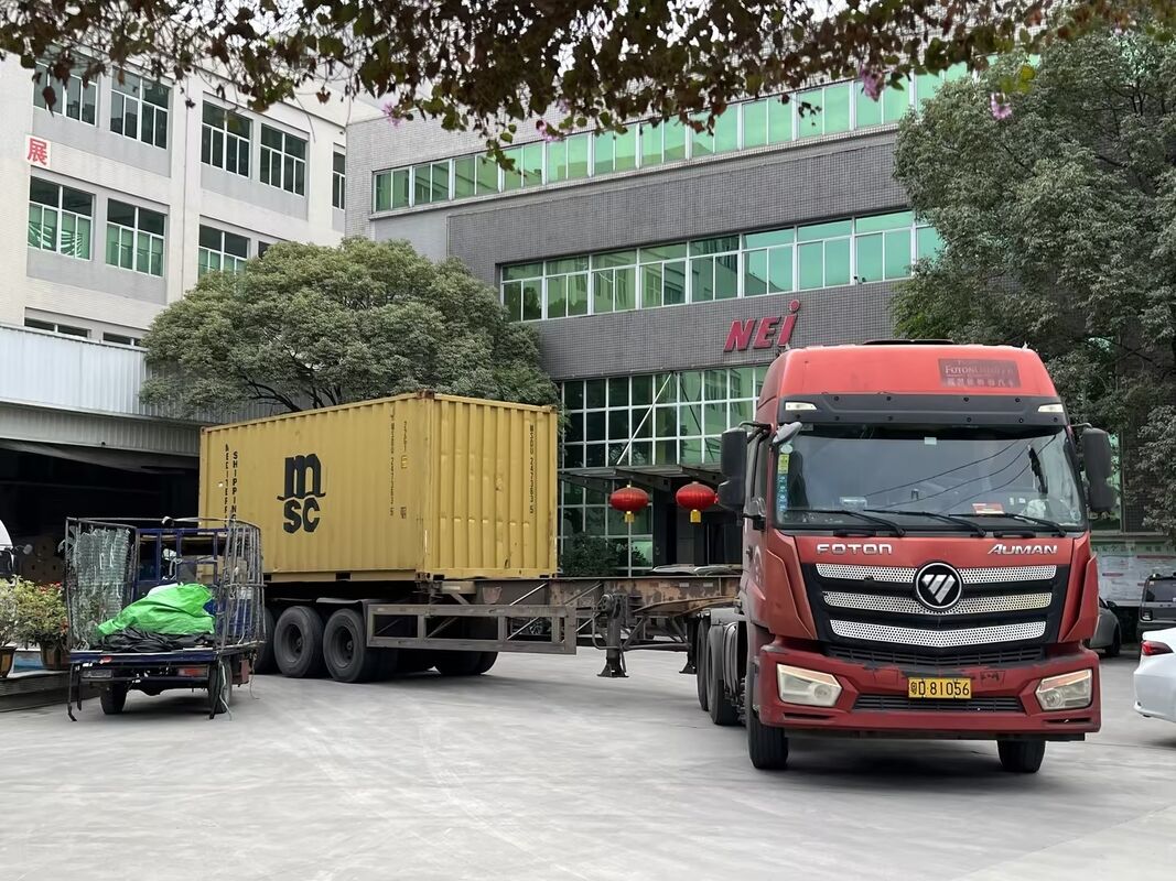 Film PET métallisé sur mesure, résistant à la chaleur jusqu'à 110°C et surface réfléchissante lisse pour l'emballage et la stratification