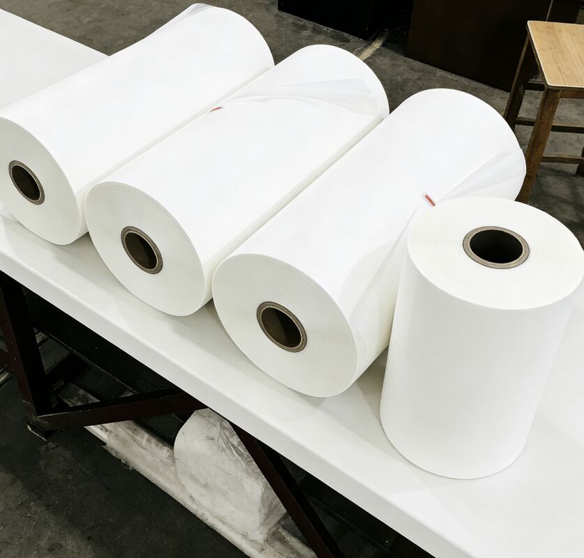 Film PET métallisé lisse et réfléchissant résistant à la chaleur jusqu'à 110 °C et résistant aux produits chimiques pour l'emballage et la stratification