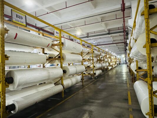 Film de stratification thermique PET de haute clarté résistant à la température jusqu'à 130°C et longueur personnalisée jusqu'à 6000 mètres