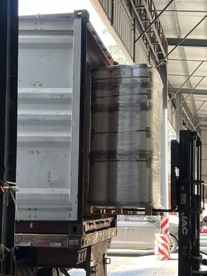 Film PET métallisé résistant à la chaleur jusqu'à 110 °C, poids personnalisé et surface réfléchissante lisse pour l'emballage et la stratification des aliments