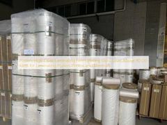 Film de plastification brillante pour affiches offrant un niveau de brillance supérieur à 90 GU, idéal pour la plastification d'affiches, de photos et de documents.