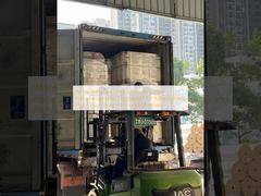 Film de plastification adhésif blanc brillant, sensible à la pression, conçu pour une adhérence et une brillance élevée sur les matériaux imprimés